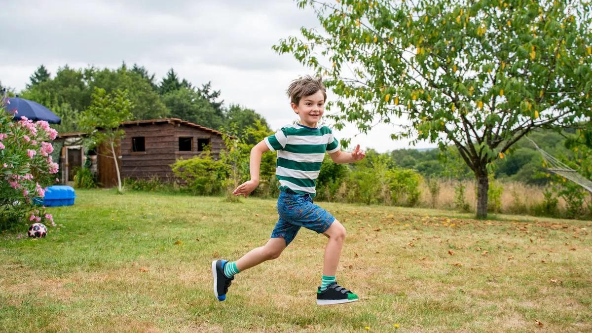 1_little-boy-in-green-casual-clothes-running-on-the-garden-in-holidays